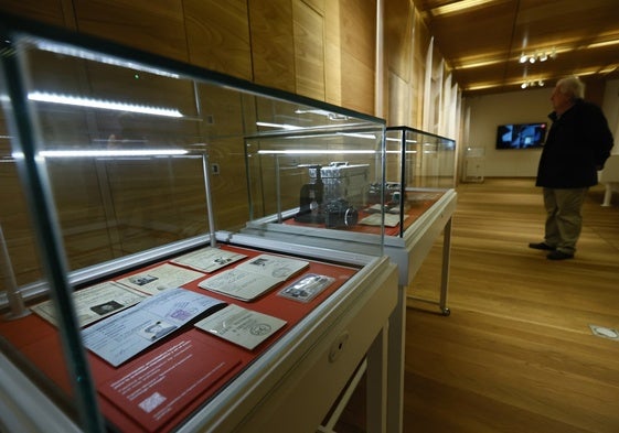 Vitrina en la que se muestran los pasaportes falsos de La Pasionaria y Carrillo que se exhiben en el Centro Documental de la Memora Histórica