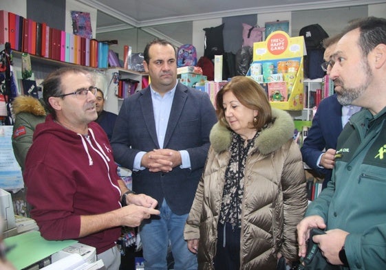 Un comerciante de Santa Marta, atento en la visita de presentación del plan Comercio Seguro.