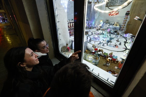 Varias jóvenes disfrutan de uno de los espacios navideños del número 187 de la avenida Portugal.