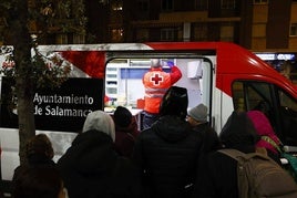 Voluntarios de Cruz Roja atendiendo a personas en situación de calle.