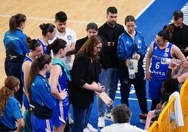 Indicaciones de Anna Montañana a sus jugadoras en el partido contra el Joventut.