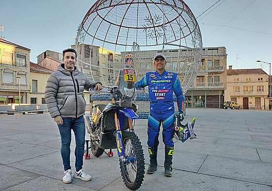 Jesús Manuel Hernández, concejal de Deportes de Guijuelo, junto a Lorenzo Santolino en la Plaza Mayor de la localidad.