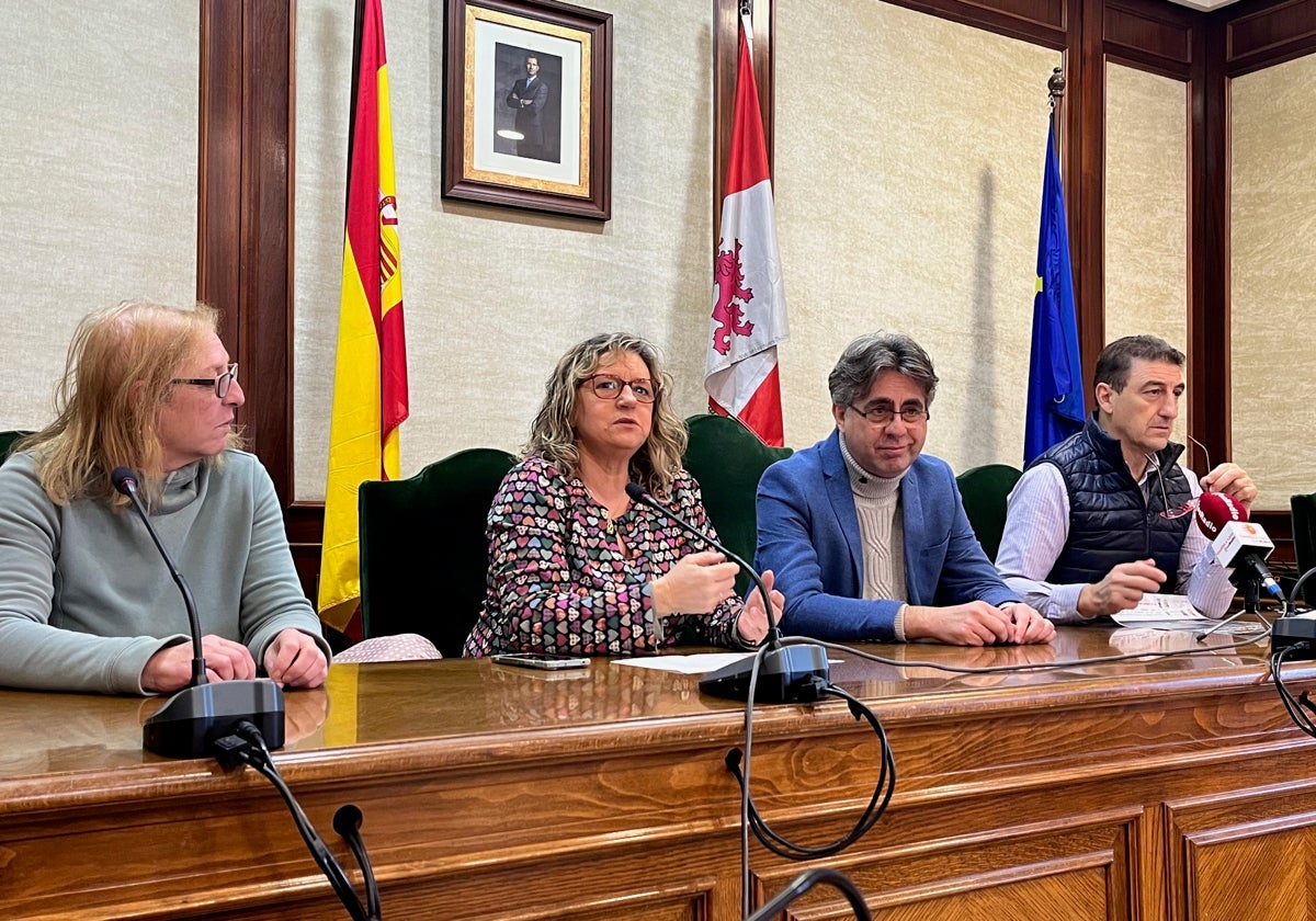 Maite Crego, Carmen Hernández, Luis Francisco Martín y Rubén Martín, este viernes en el Ayuntamiento de Béjar.