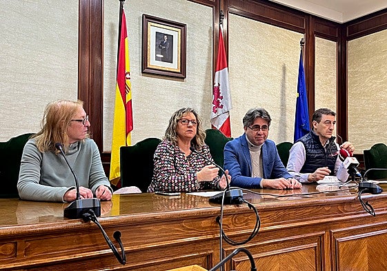 Maite Crego, Carmen Hernández, Luis Francisco Martín y Rubén Martín, este viernes en el Ayuntamiento de Béjar.