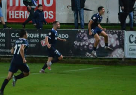 Los jugadores celebran el gol ante el Coruxo.