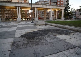 Rastro del incendio donde se encontraba el elemento en la plaza del Comercio.