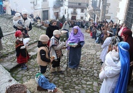 Imagen de la llegada de los pastores al portal de Belén dentro de la escenificación celebrada en Candelario