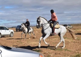 José Antonio Ferreira 'Macareno' (con gorra) monta a caballo junto a un amigo.