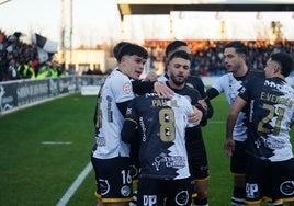 Jonny Arriba abraza a Pau Martínez celebrando el tanto del triunfo de Unionistas.