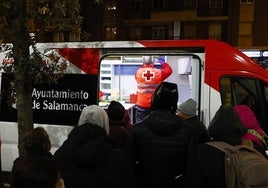 Cola frente a la Unidad de Emergencia Social de Cruz Roja el pasado jueves.