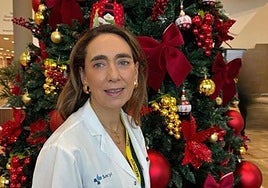 Carmen Rodríguez Pajares, junto al árbol de Navidad instalado en el hall del Hospital de Salamanca.