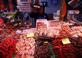 Uno de los puestos de venta de mariscos y pescados en el Mercado Central.