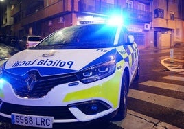 Un coche de la Policía Local, estacionado en una de las calles de la capital.