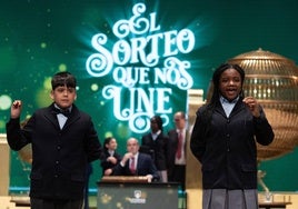 Yesica Paola Valencia y Francisco Moreno cantan el segundo premio, el número 58303, durante el Sorteo Extraordinario de la Lotería de Navidad 2023 en el Teatro Real de Madrid.