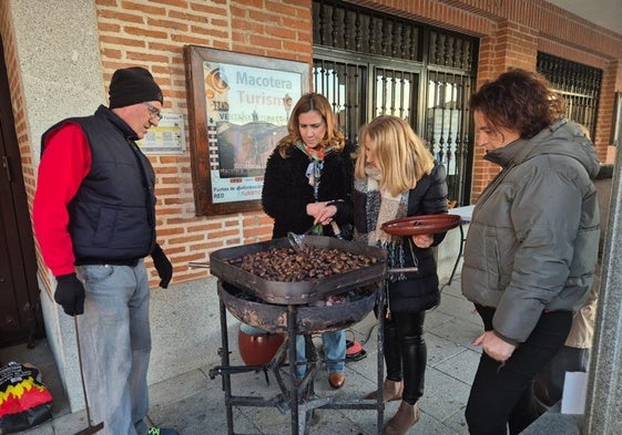 Macotera entra en calor con una castañada bajo los soportales