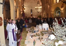 Imagen del párroco de El Salvador, Félix Pérez, en la bendición del belén bíblico en ese templo tras el pregón de Navidad