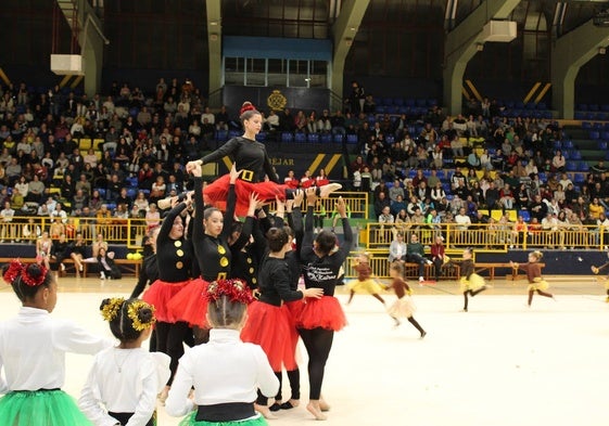 Exhibición de las alumnas de la escuela de gimnasia rítmica en la gala solidaria