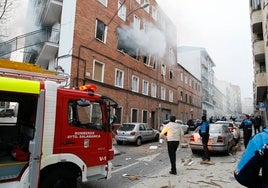 Desoladora imagen de las inmediaciones del edificio donde se produjo la explosión, en el bloque 1 de la calle Príncipe, junto a la plaza del barrio Vidal.