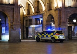 Un coche de la Policía Local de Salamanca patrulla por la Plaza Mayor.