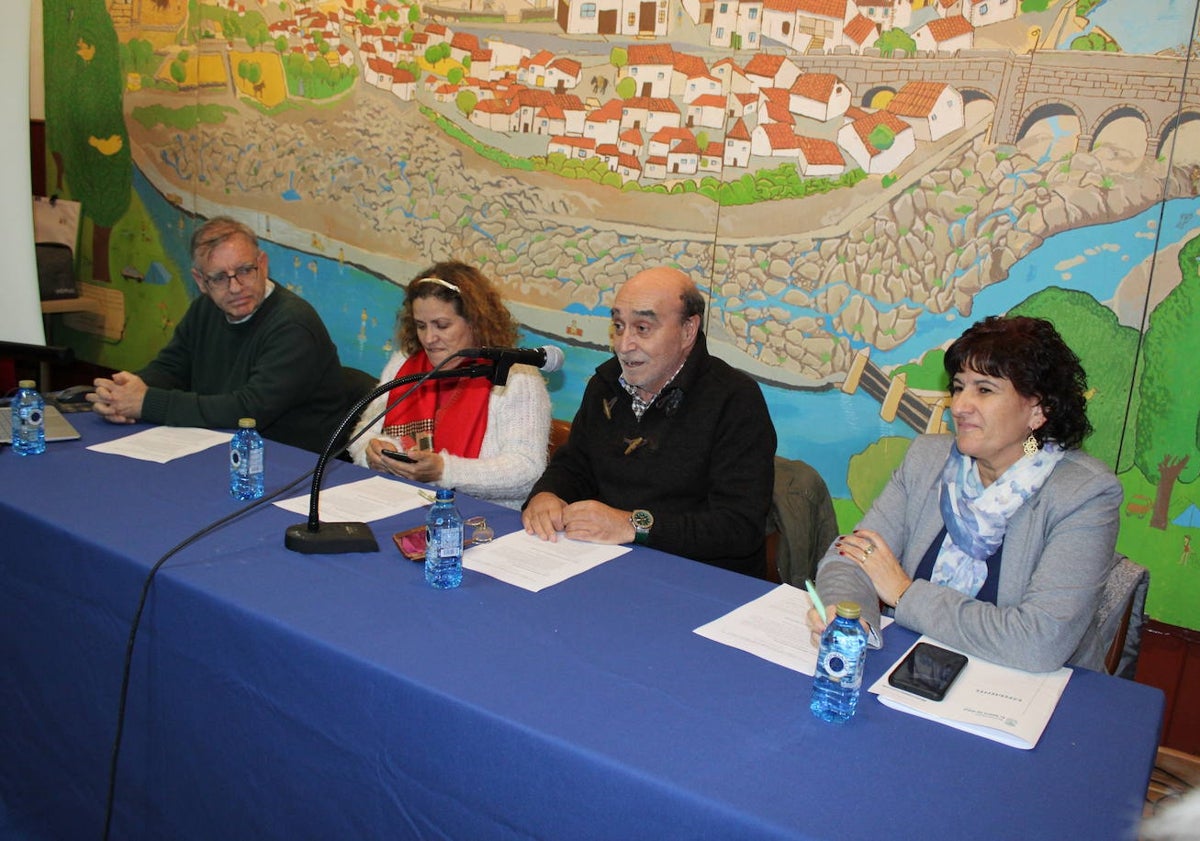 Imagen principal - Diferentes momentos de la reunión, que tuvo lugar en las escuelas de Puente del Congosto.