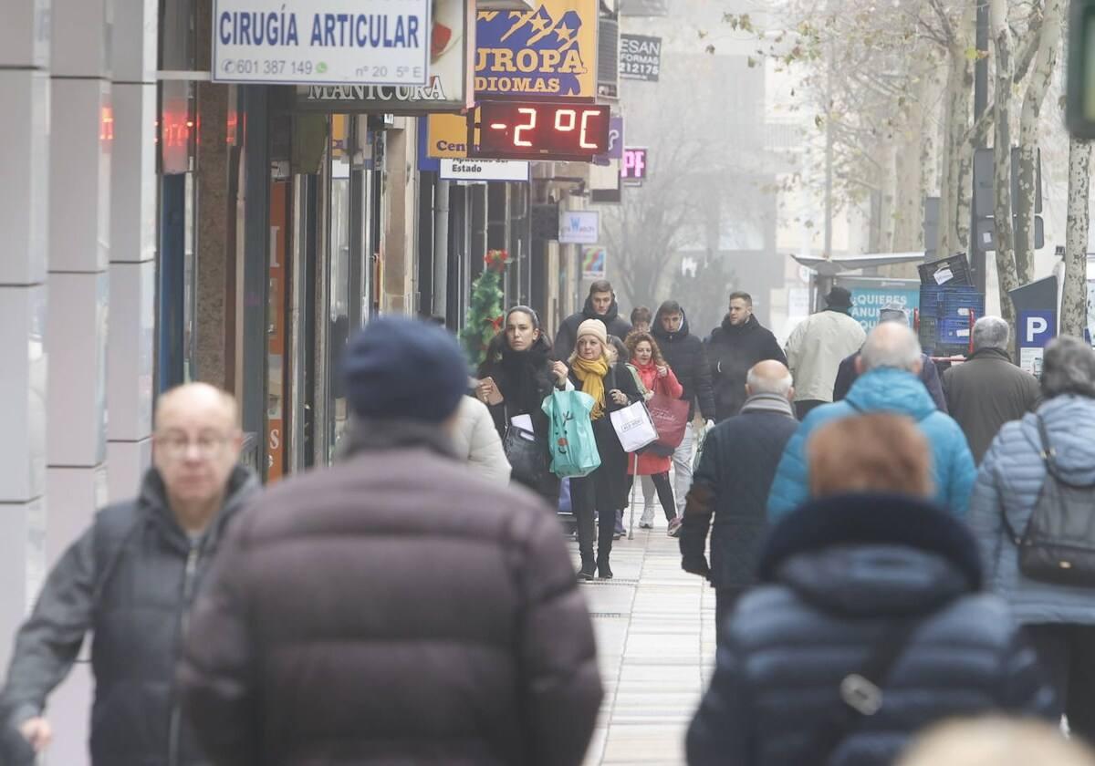 Salmantinos y turistas pasean por la ciudad pese al frío.