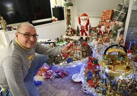 Ígor Andrés junto a su belén de Playmobil de más de cien figuras.