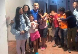 Ana Santero, junto a los pequeños que viven en la Casa de los Ángeles.