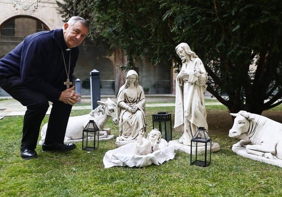 José Luis Retana, junto al belén instalado en el claustro de la Casa de la Iglesia.