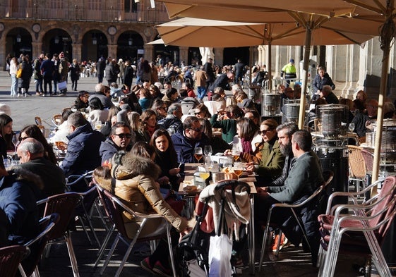 Terrazas en la Plaza Mayor repleta de salmantinos y turistas.