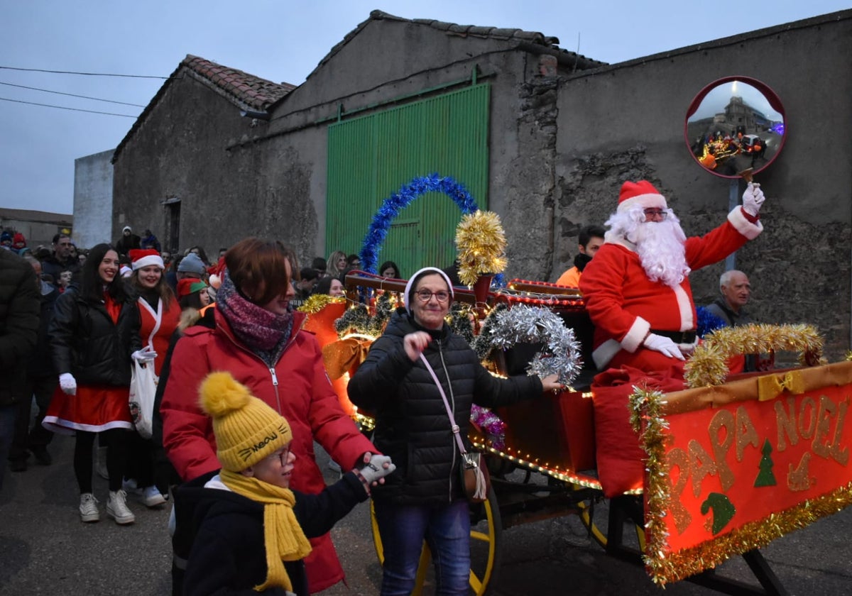 Papá Noel recorre las calles de Alba de Tormes en su particular cabalgata