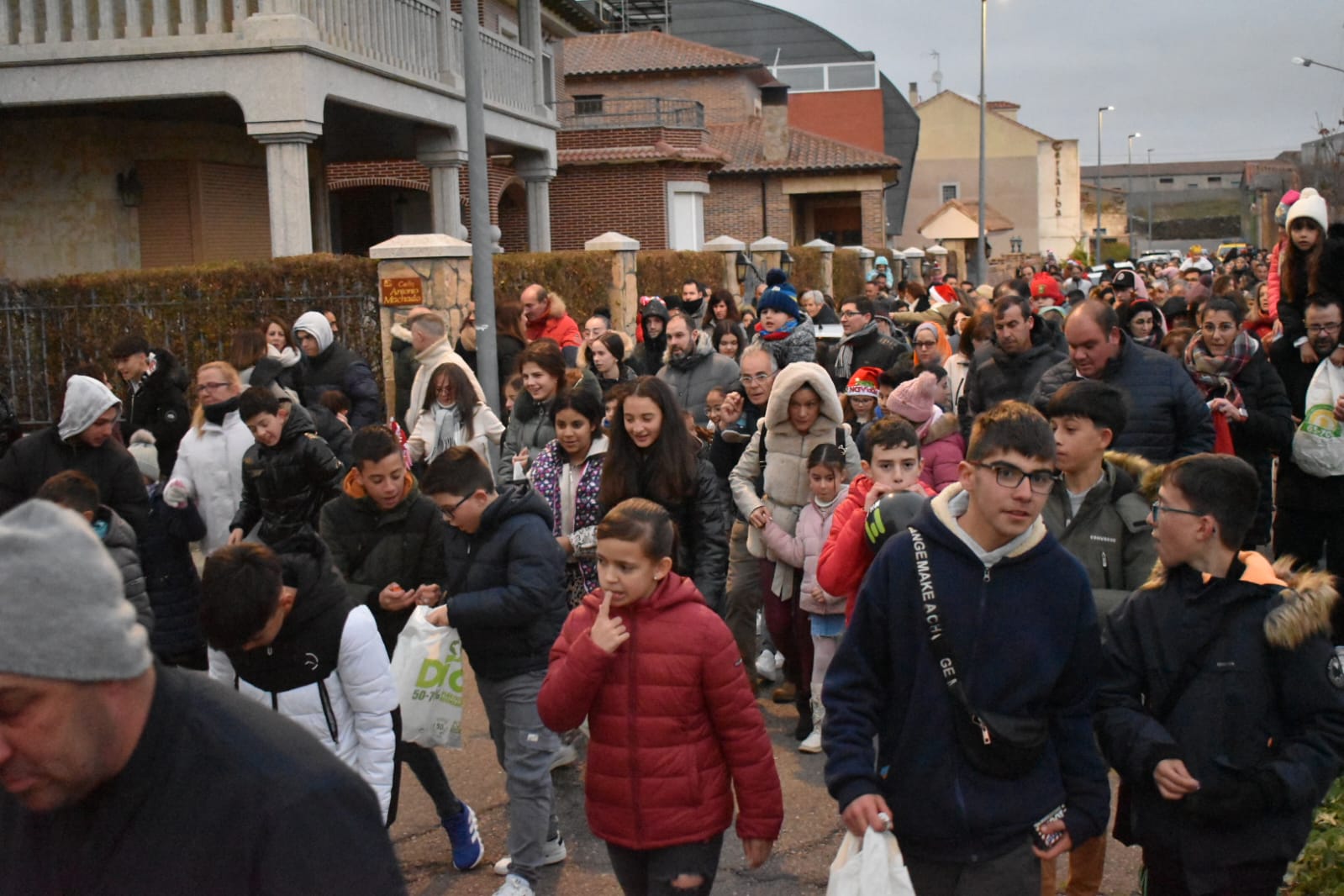 Papá Noel recorre las calles de Alba de Tormes en su particular cabalgata