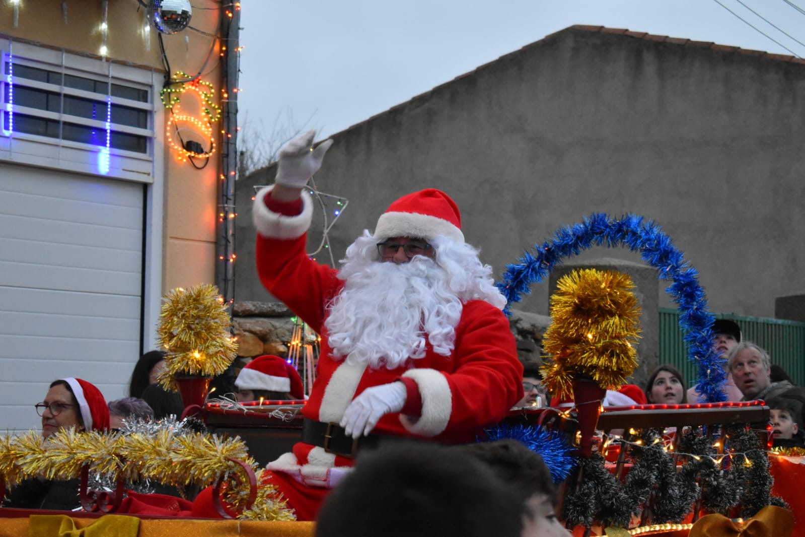 Papá Noel recorre las calles de Alba de Tormes en su particular cabalgata