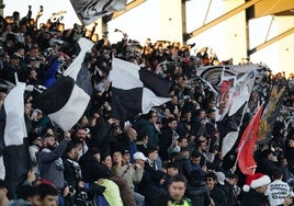 Los aficionados de Unionistas, ondeando sus banderas tras marcar Unionistas al Nástic.