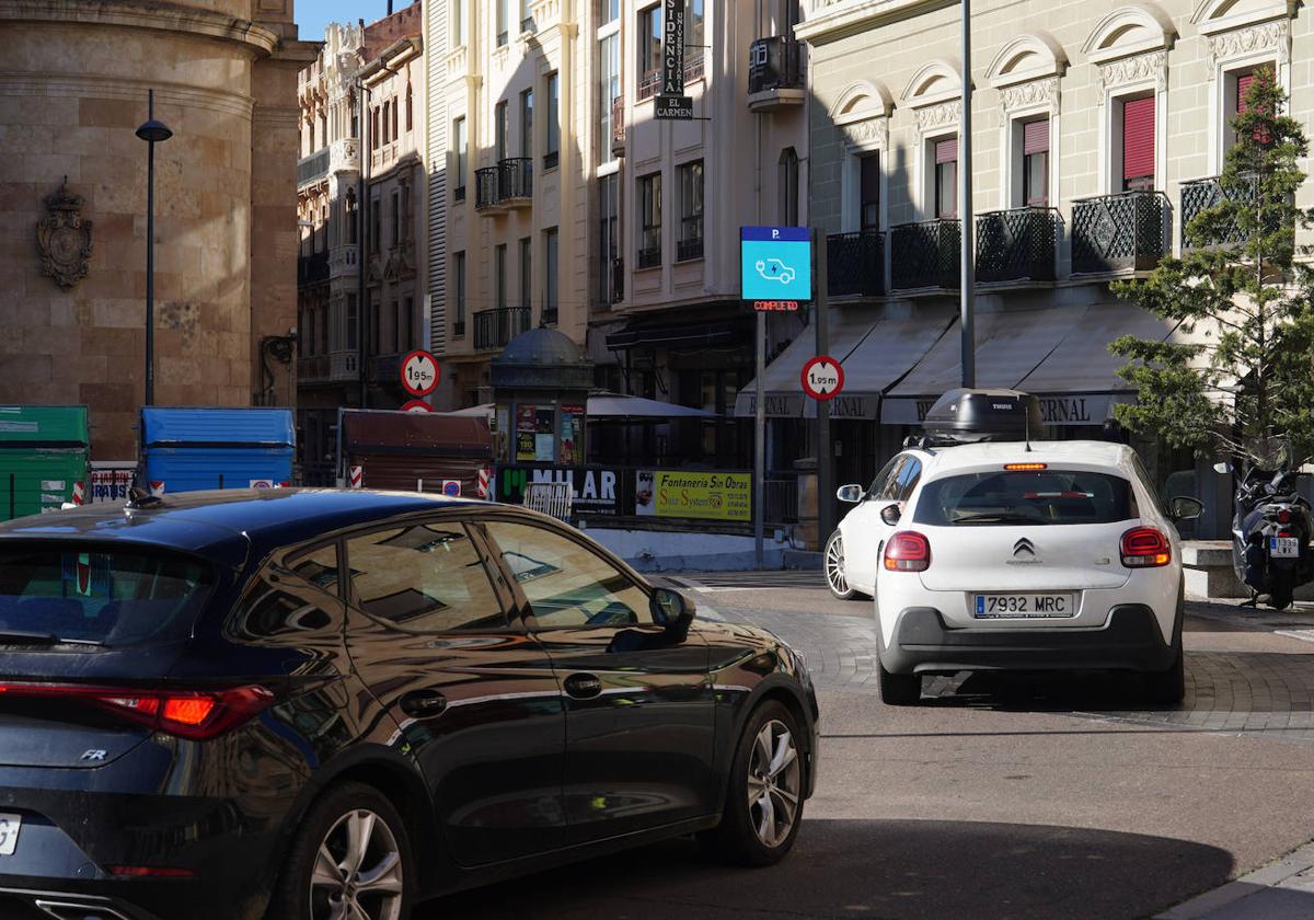 Colas en un parking público completo en la zona centro.