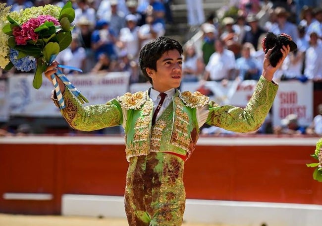 Marco Pérez con las dos orejas de un utrero de El Parralejo en Mont de Marsan.