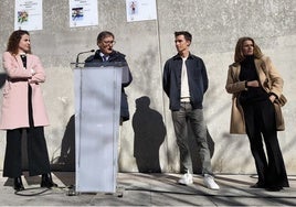 Lorena Martín, Carlos García Carbayo, Mario García Romo y Almudena Parres junto al Mural de los Olímpicos.