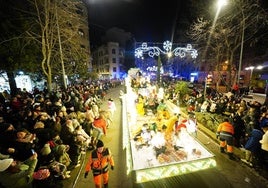 Salmantinos recogiendo caramelos en el Paseo de Carmelitas al paso de las carrozas.