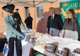 Un agente de la Guardia Civil muestra la droga incautada.