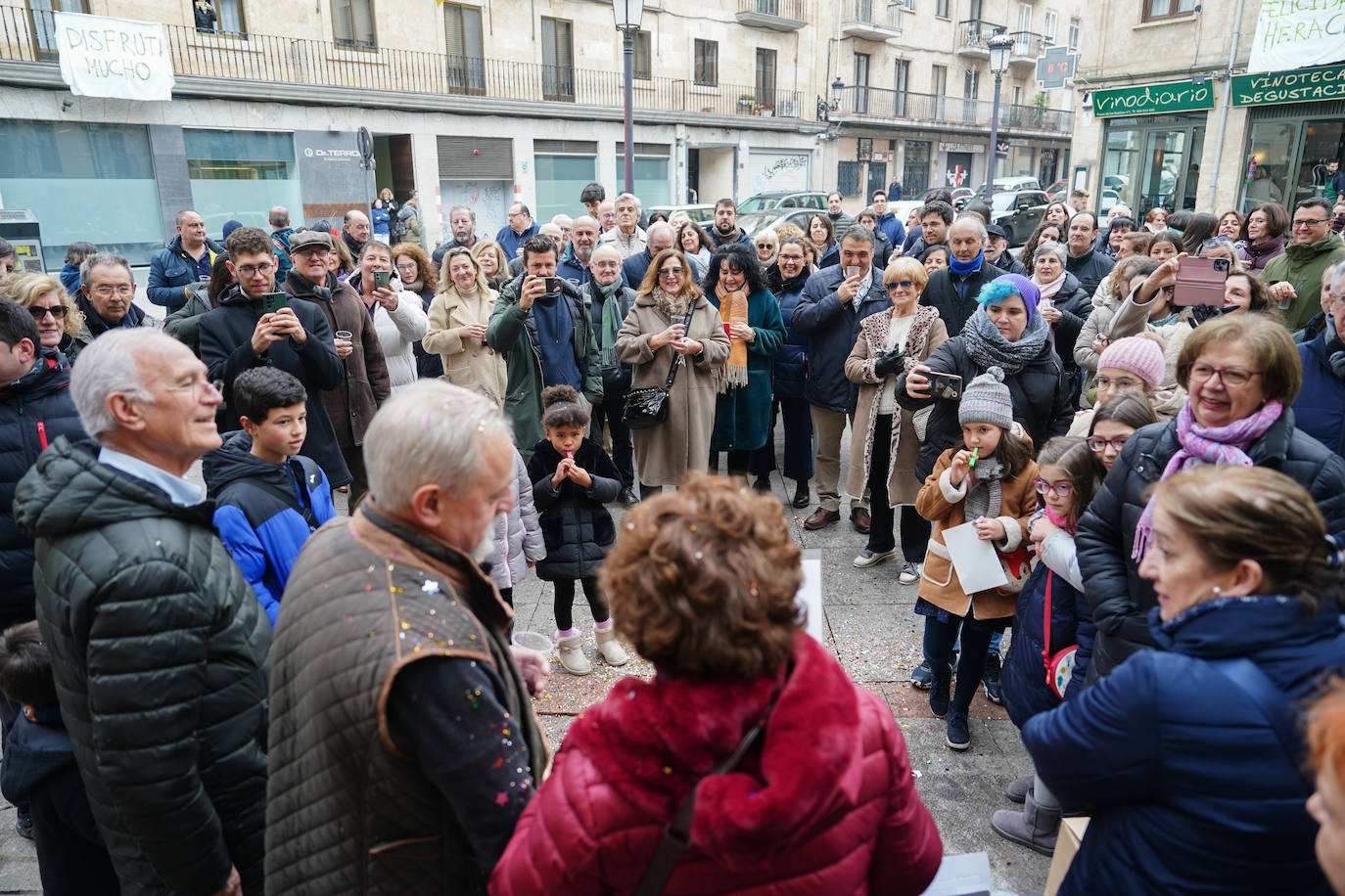 Emotivo homenaje sorpresa a Heraclio: el quiosquero que se jubila en el centro de Salamanca