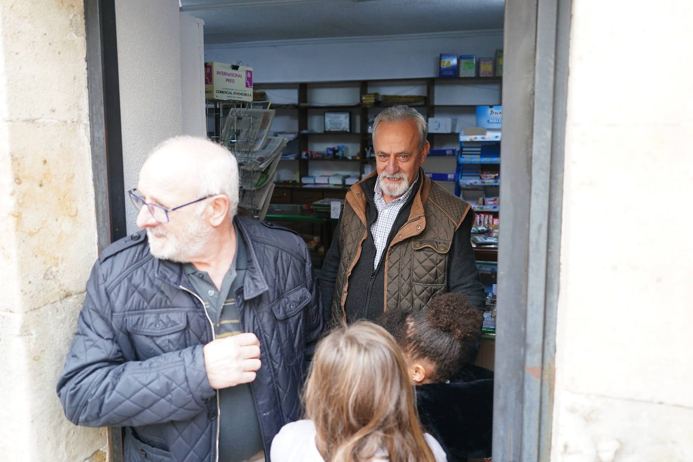 Emotivo homenaje sorpresa a Heraclio: el quiosquero que se jubila en el centro de Salamanca