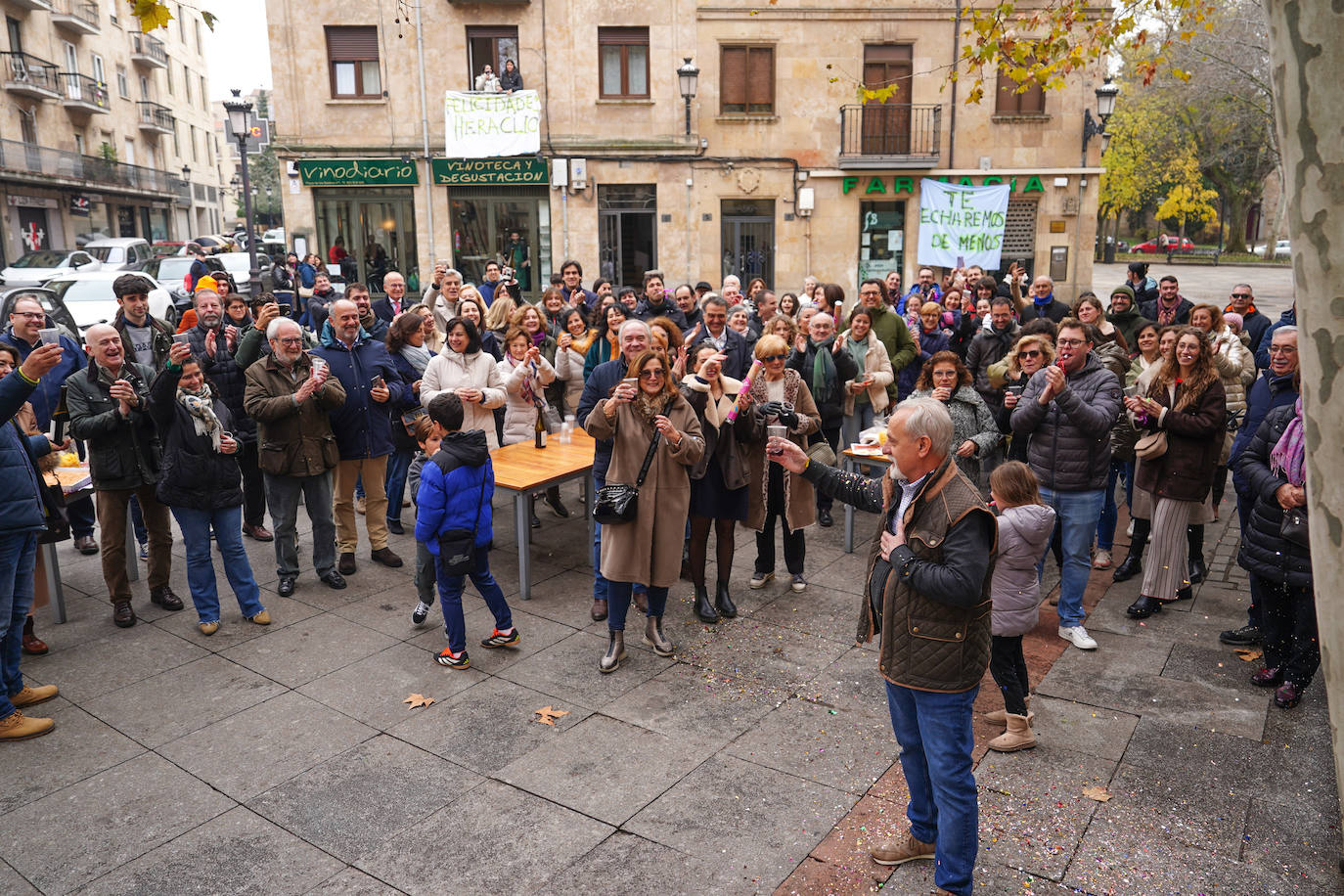 Emotivo homenaje sorpresa a Heraclio: el quiosquero que se jubila en el centro de Salamanca