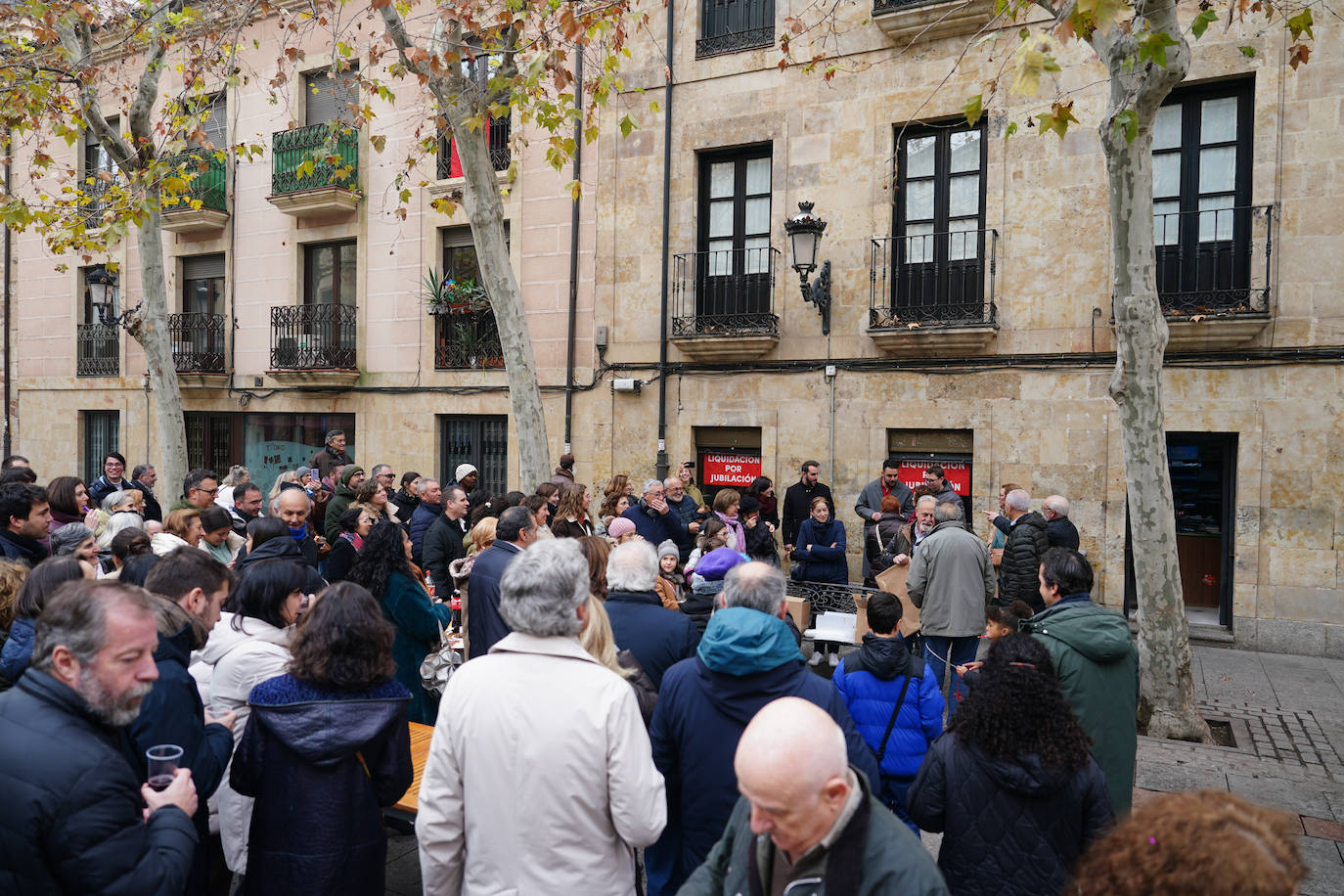 Emotivo homenaje sorpresa a Heraclio: el quiosquero que se jubila en el centro de Salamanca