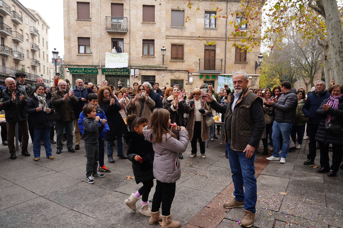 Emotivo homenaje sorpresa a Heraclio: el quiosquero que se jubila en el centro de Salamanca