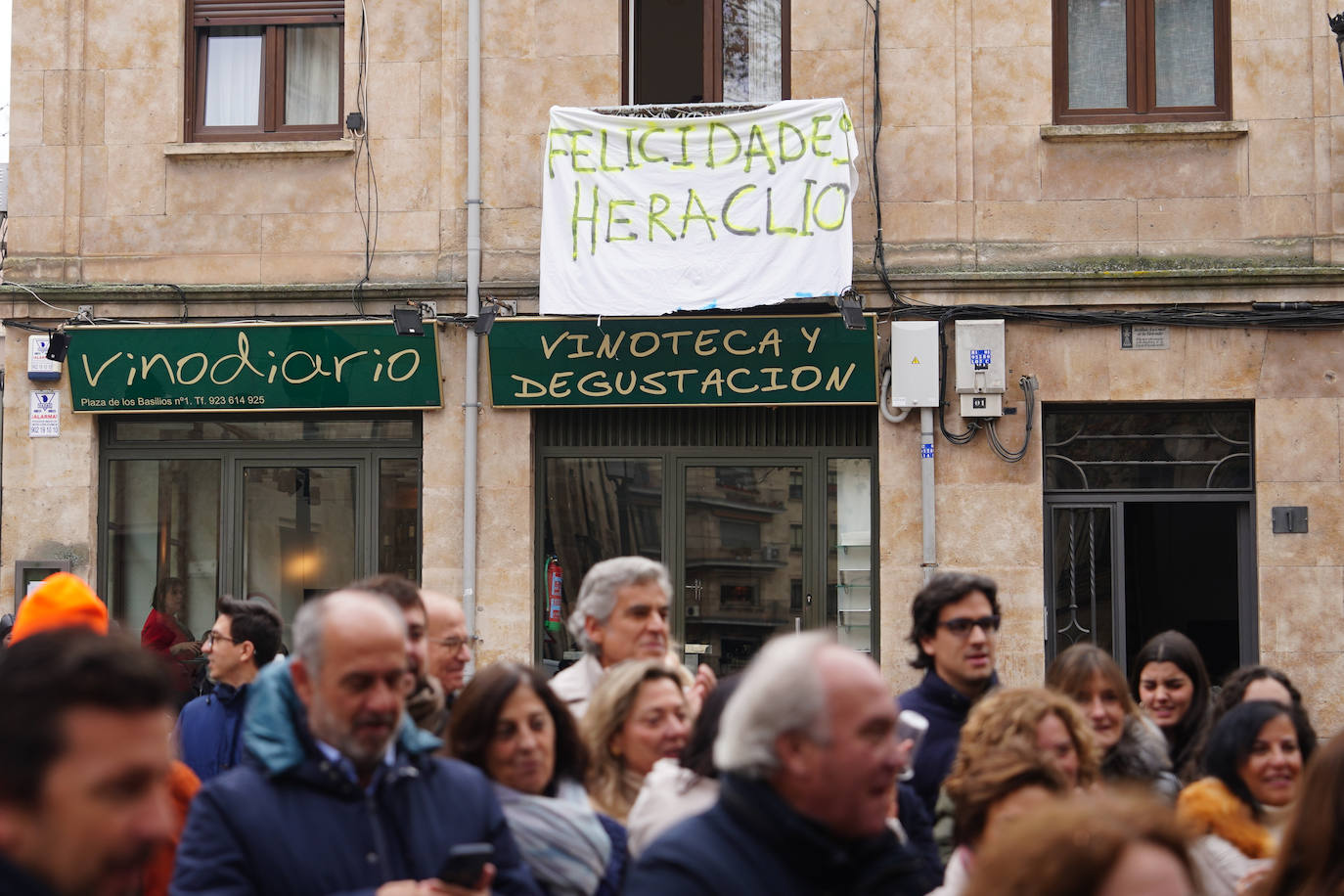 Emotivo homenaje sorpresa a Heraclio: el quiosquero que se jubila en el centro de Salamanca