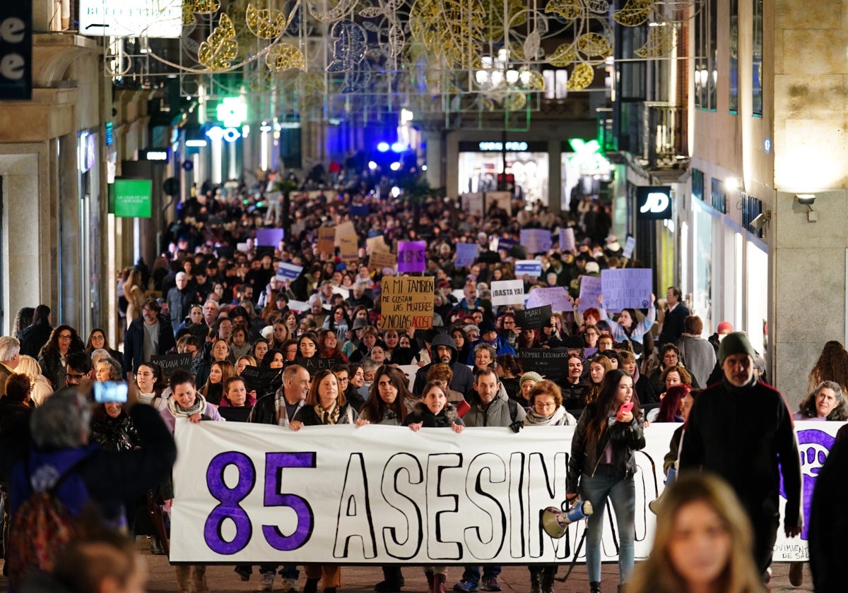 La calle Toro se tiñó de morado con pancartas de lucha por el Día Internacional de la Eliminación de la Violencia contra la Mujer.