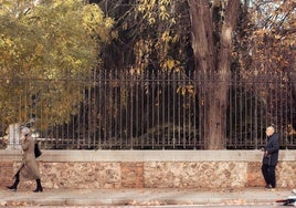 Dos personas ancianas caminando, en Madrid.