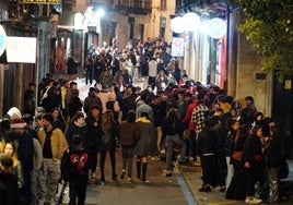 Jóvenes de fiesta en la calle Varillas, una de las principales zonas de ocio de la ciudad.