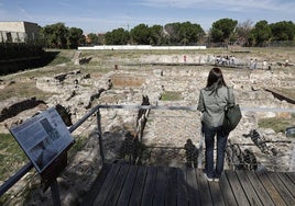 Una salmantina, en el parque arqueológico del Botánico.