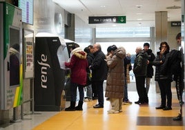 Colas en los expendedores del vestíbulo de Renfe en Salamanca para sacar los abonos.