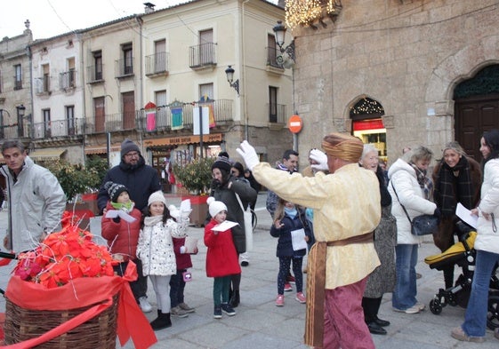 El Cartero Real saluda a los niños a su llegada en carruaje